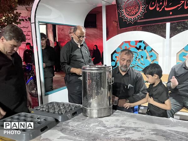 روایتی از حضور مردم در میدان امام حسین (ع) ابرکوه 