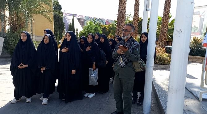 غبارروبی و عطرافشانی مزار شهدا توسط دانش‌آموزان دبیرستان‌دخترانه‌بهار