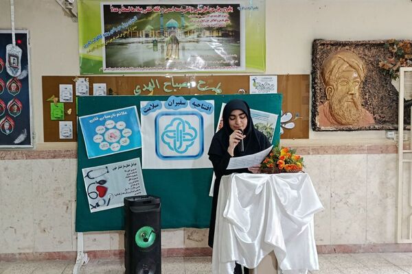 افتتاحیه طرح سفیران سلامت فیروزکوه همراه با اهدای کارت و توزیع مکمل
