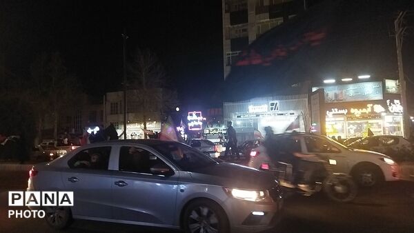 نیشابوری ها تا پایان جنگ  به  بلوار فضل با پرچم ایران  می آیند 