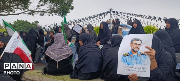 وداع حماسی دریادلان هرمزگان با فرمانده شهید علیرضا تنگسیری در بندرعباس