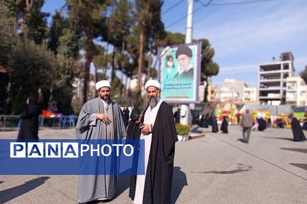 حرکت مردم رباط‌کریم به سوی نماز جمعه