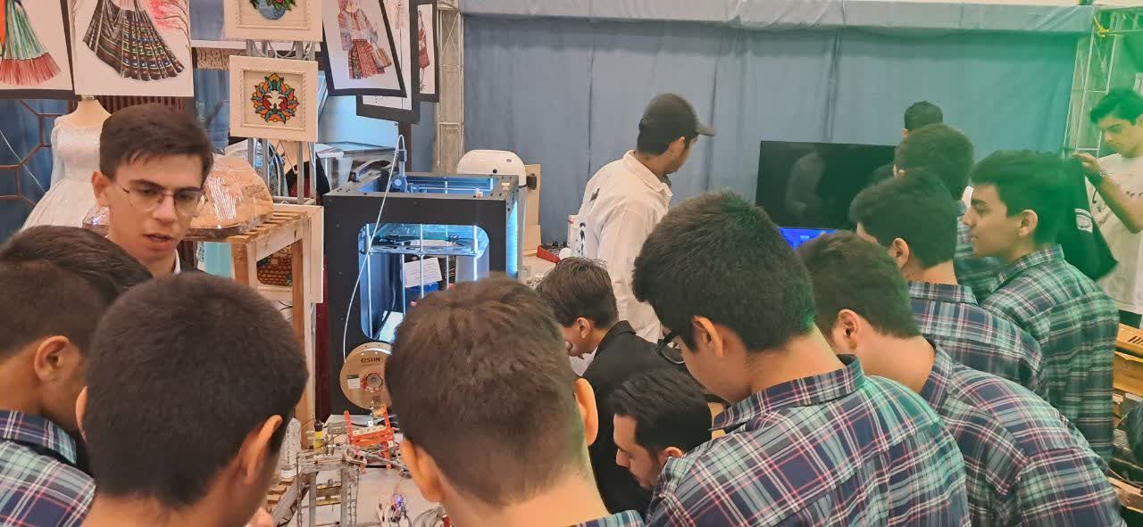 بازدید دانش‌آموزان مدرسه شهدای مدافع حرم از نمایشگاه کارنمای تحول هنرستان‌های شهر تهران