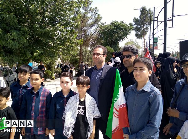 اجرای گروه سرود 1000 نفری دانش آموزان ناحیه 4 کرج 