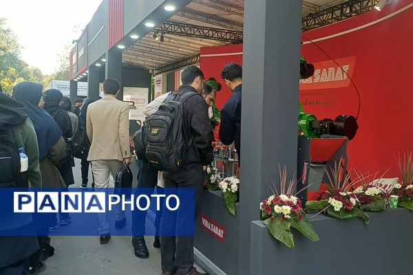 حضور دانش‌آموزان دبیرستان قلم چی ناحیه دو شهرری در نمایشگاه نانو فناوری