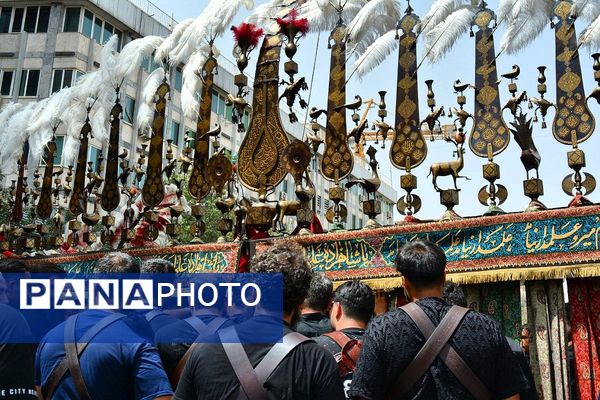 پرچم‌های عزا بر فراز حرم امام رضا(ع)