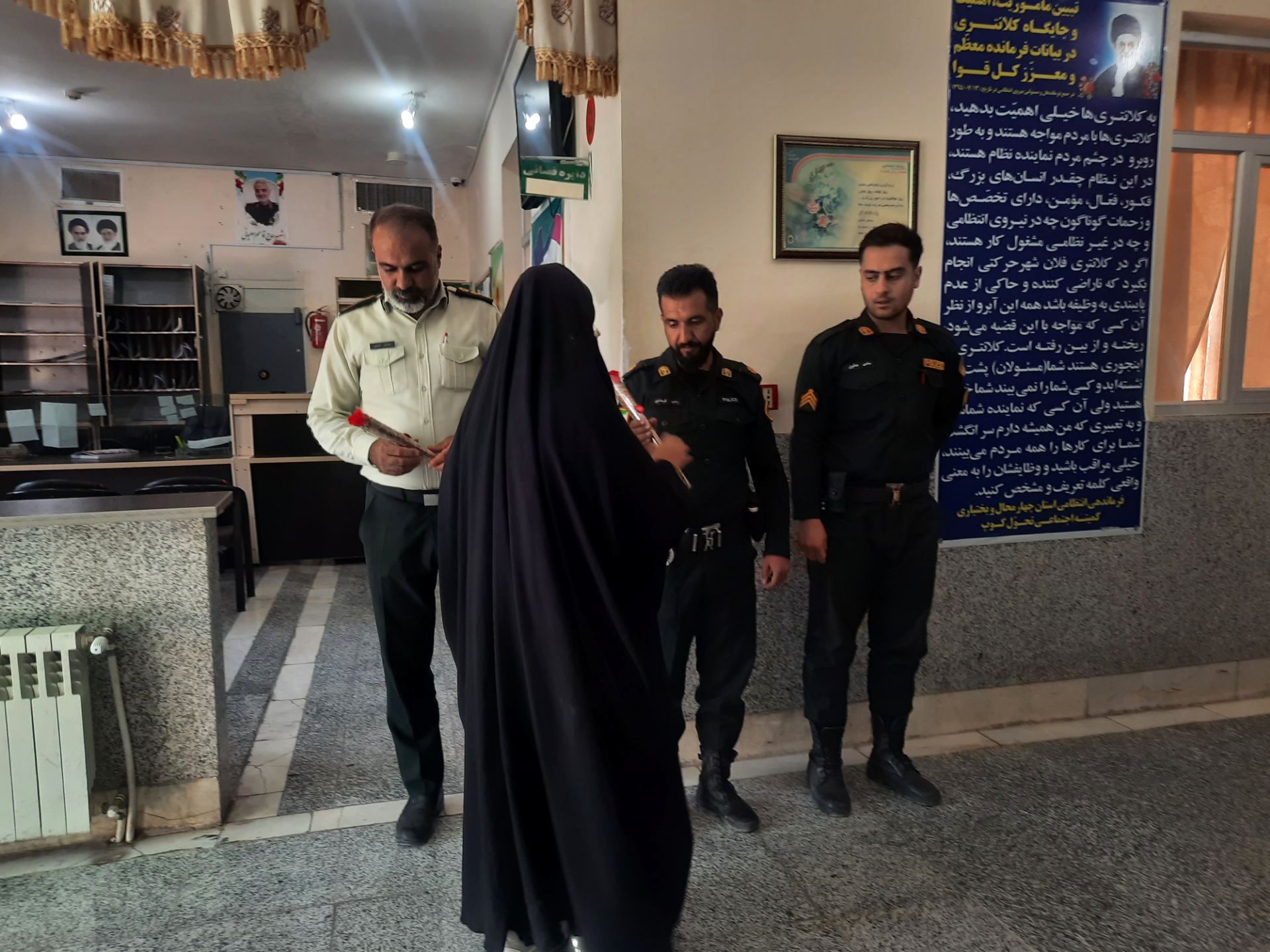 تجلیل دانش‌آموزان مدرسه سمیه از جانفشانی نیروهای انتظامی ناغان