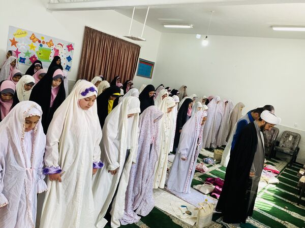 نواختن زنگ جشن نیکوکاری در دبستان زینب قهرمانی مه ولات