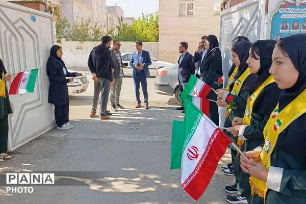 آیین گرامیداشت هفته بهداشت روان و تقدیر از همیاران مشاور در دبیرستان دخترانه رضوان برگزار شد