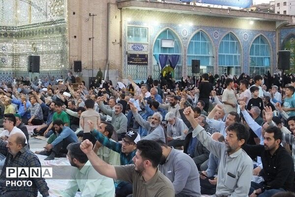 طنین نوای ملکوتی دعای عرفه در حرم حضرت جعفر بن موسی الکاظم (ع) پیشوا