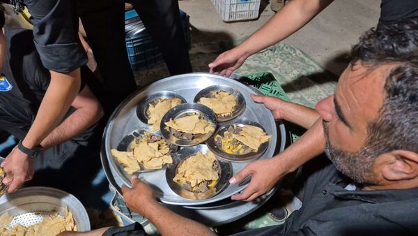 آماده‌سازی هلیم عاشورا در روستای اسحاق آباد نیشابور 