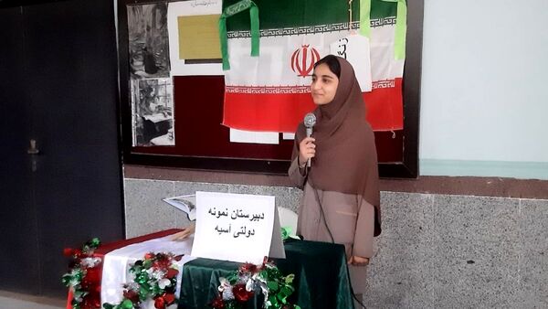 آذین‌بندی دهه فجر و نواخته شدن زنگ انقلاب در دبیرستان حضرت آسیه(س) حاجی‌آباد