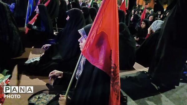 طنین دعای استغاثه در شب‌های مسجد جامع با حضور قلب مؤمنان