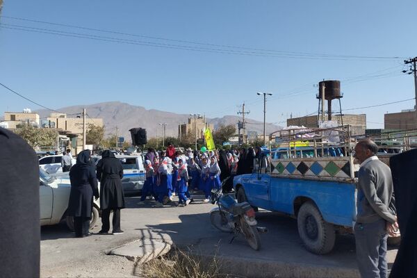 حضور دانش آموزان دبیرستان طالقانی داریون در تجمع ۱۳ آبان