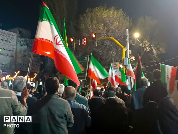 حضور دانش‌آموزان و نوجوانان در راهپیمایی شبانه اردبیل