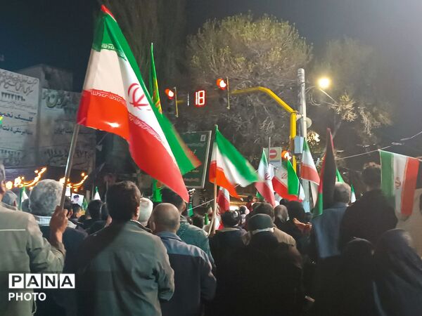 حضور دانش‌آموزان و نوجوانان در راهپیمایی شبانه اردبیل