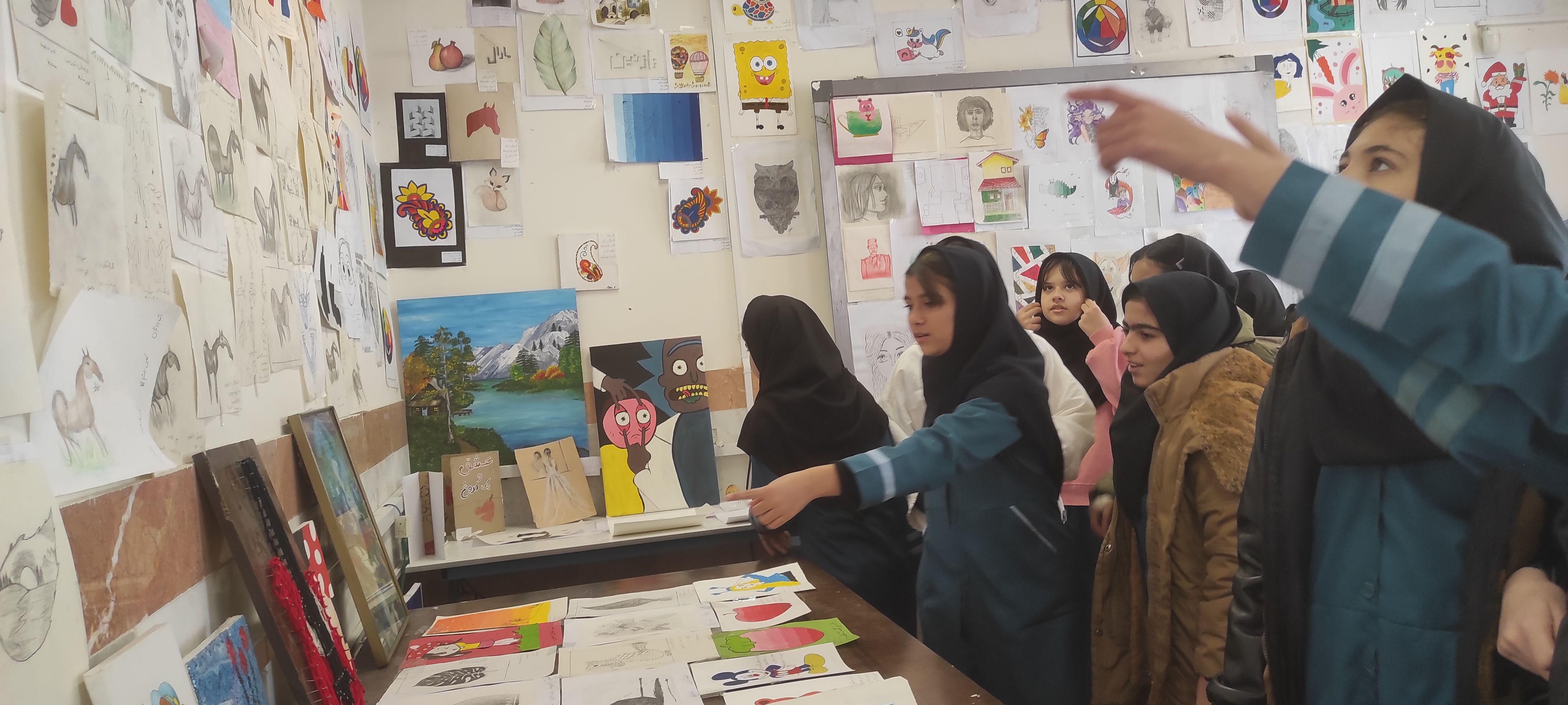 برپایی نمایشگاه نقاشی در مدارس فاطمیه و الزهرا (س) شهرستان شیروان