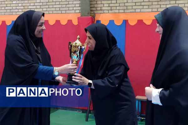 تقدیر از تیم های برتر مسابقات والیبال استانی شهرستانهای تهران در ری یک