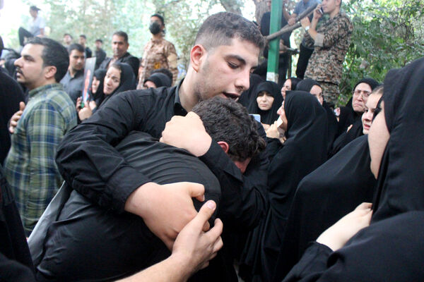 خاکسپاری نوجوان شهید «محمدحسین خاکی» در گلزار شهدای قم