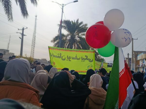 مردم حاجی‌آباد در راهپیمایی ۲۲ بهمن