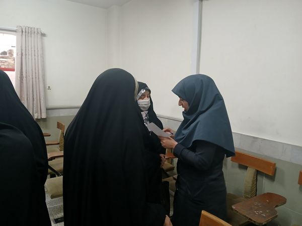 جلسه دیدار با دبیران و توزیع کارنامه در دبیرستان مهشید مصلی نژاد 