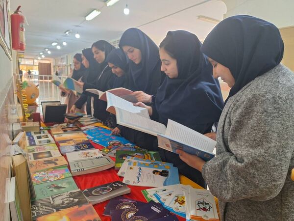 برگزاری هفته کتاب و کتابخوانی در دبیرستان شهید بابایی