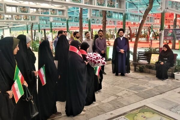 ادای احترام مسئولان و مربیان سازمان دانش آموزی قم به شهدا