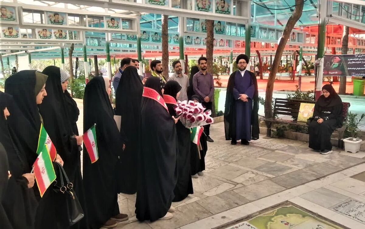 ادای احترام مسئولان و مربیان سازمان دانش آموزی قم به شهدا