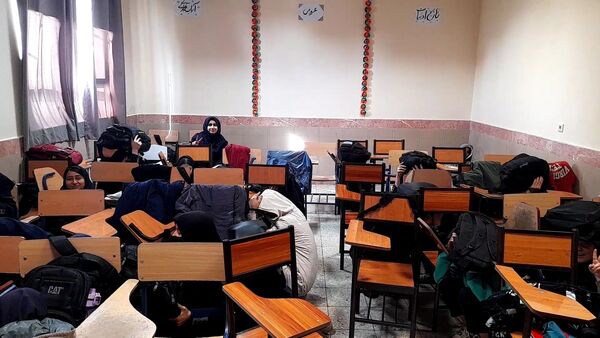 بیست و ششمین مانور سراسری زلزله و ایمنی در دبیرستان پروین اعتصامی ناحیه یک