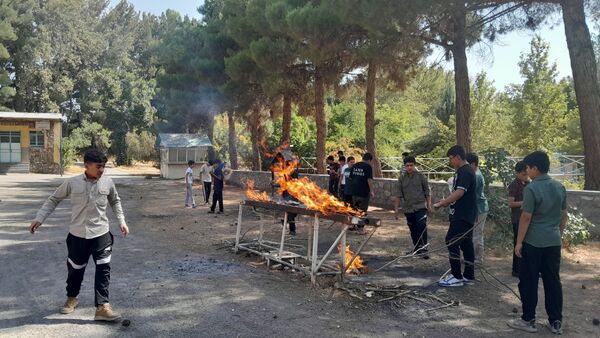 خودکفایی در آشپزی؛ دانش‌آموزان جوجه را از زغال تا سفره رساندند