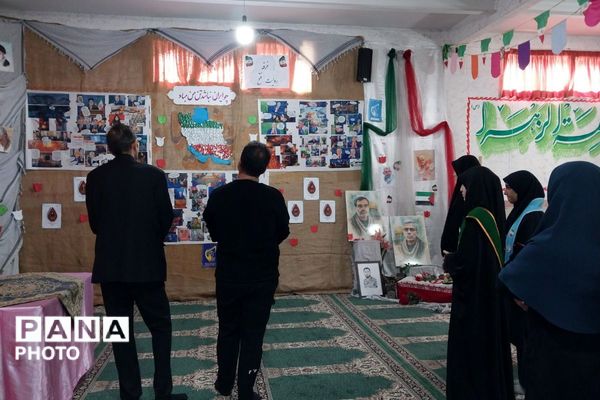 نمایشگاه مدرسه انقلاب در دبیرستان جوادالائمه بهارستان‌دو