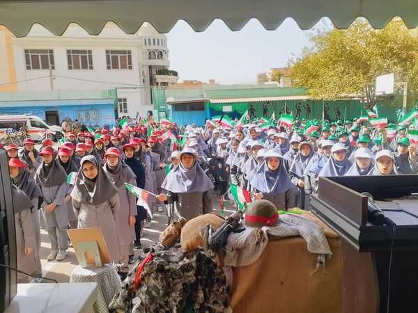 گرامیداشت هفته دفاع مقدس و زنگ مهر در مدرسه شایستگان