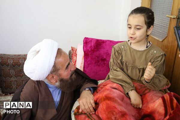 دیدار مسئولین با خانواده ی شهیده فاطمه موحدان