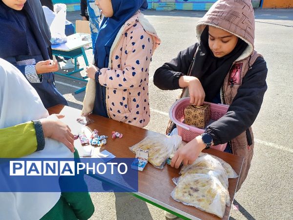 برپایی بازارچه درون مدرسه‌ای در دبستان ربابه هاشمیان یزدی شیروان