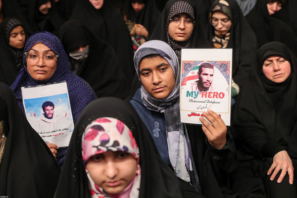 دیدار جمعی از رأی اولی‌ها و خانواده‌های شهدا با رهبر انقلاب اسلامی