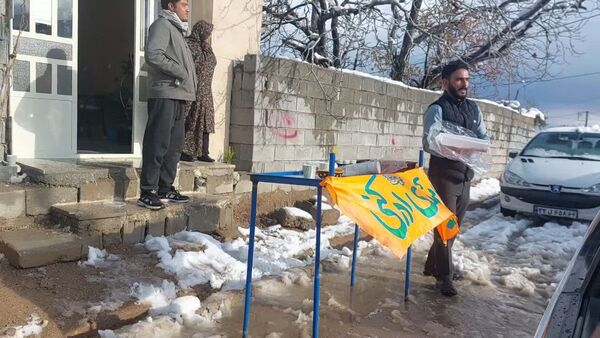 رقص دانه‌های برف در آسمان خاتم؛ شور و هیجان کودکان