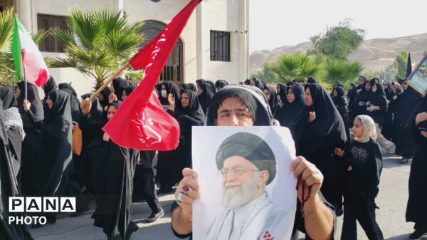 مشق عشق در پلدختر؛ حضور دانش‌ آموزان و خانواده‌ ها در پیاده‌ روی اربعین حسینی