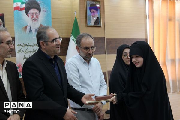 تجلیل از حافظان قرآن کریم در مرند با حضور مسئولان آموزش و پرورش
