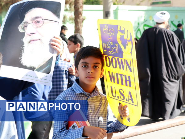 حضور افتخارآفرین دانش آموزان میبدی در تجمع یوم الله سیزده آبان 