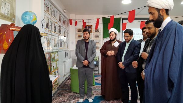 نمایشگاه انقلاب  در آموزشگاه تکتم