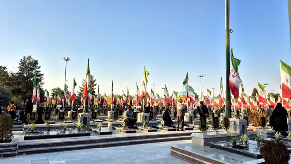 آیین مهمانی لاله‌ها و عطر افشانی گلزار شهدای کاشان