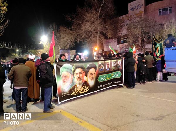 عزاداران علوی در کف خیابان های نیشابوری زنجیر زنی کردند