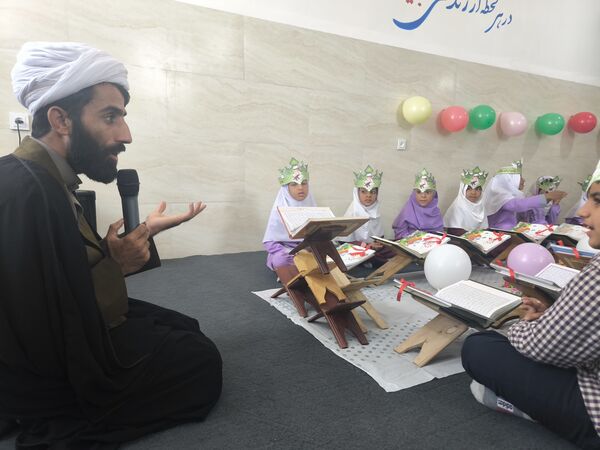 جشن قرآن کلاس اولی‌ها در دبستان شهید بهشتی قلعه‌گنج
