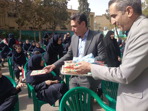 جشن آغاز سال تحصیلی در دبیرستان دخترانه حاتمی 