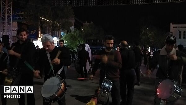 دسته عزاداری روستای اردمه در مراسم چهلم رهبر شهید و شهدای میناب در حسینیه امام 