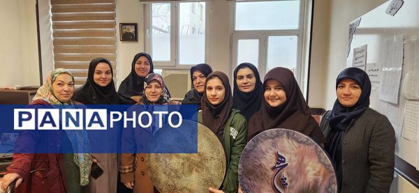 تجلیل از نخبگان آموزشی در دبیرستان شهیده محبوبه دانش