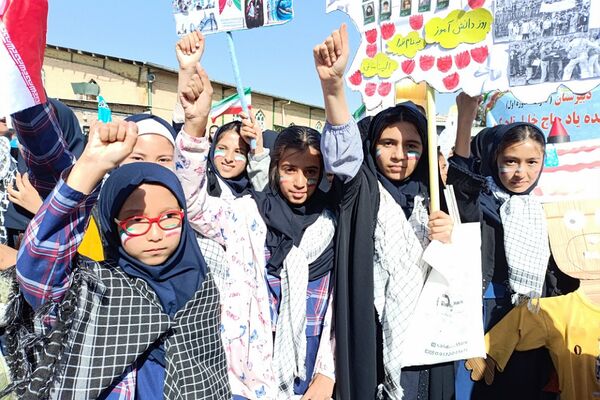 حضور پرشور دانش‌آموزان فشافویه در راهپیمایی ۱۳ آبان