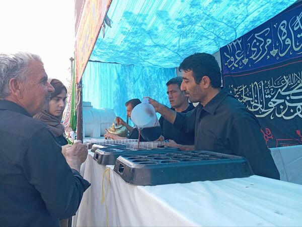خادمان کوچک، ارادت بی کران