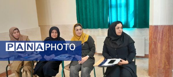 اولین جلسه دیدار چهره به چهره اولیا با دبیران دبیرستان فرزانگان استعداد درخشان ملارد