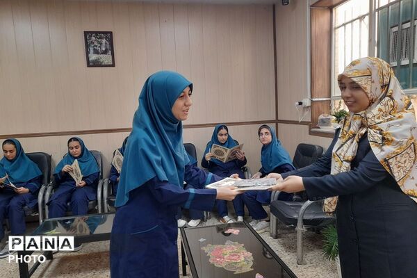 قدردانی از تلاش‌های انجمن دانش‌آموزی مدرسه عفاف 